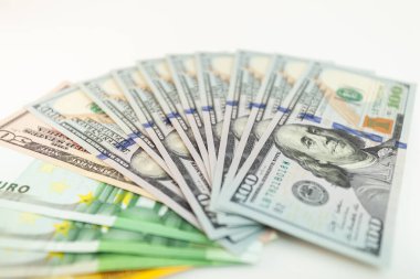 İzole edilmiş beyaz arka plana avro ve dolar banknotları