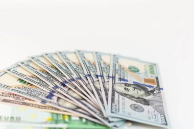 İzole edilmiş beyaz arka plana avro ve dolar banknotları