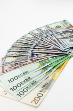 İzole edilmiş beyaz arka plana avro ve dolar banknotları