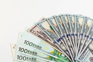 İzole edilmiş beyaz arka plana avro ve dolar banknotları