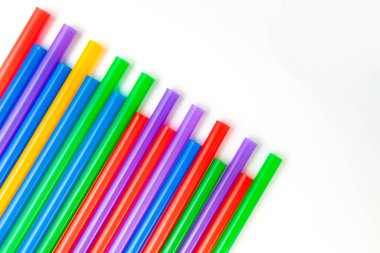 çok renkli kokteyl tüpleri beyaz arka planda izole edildi
