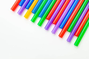 çok renkli kokteyl tüpleri beyaz arka planda izole edildi