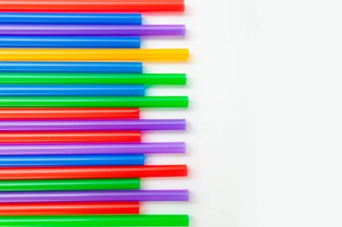 çok renkli kokteyl tüpleri beyaz arka planda izole edildi