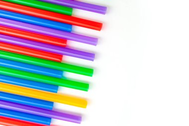 çok renkli kokteyl tüpleri beyaz arka planda izole edildi