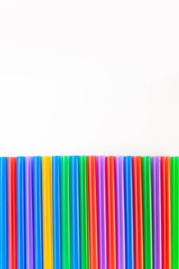 çok renkli kokteyl tüpleri beyaz arka planda izole edildi