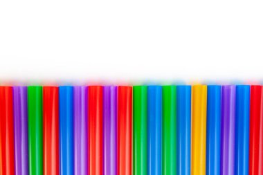 çok renkli kokteyl tüpleri beyaz arka planda izole edildi