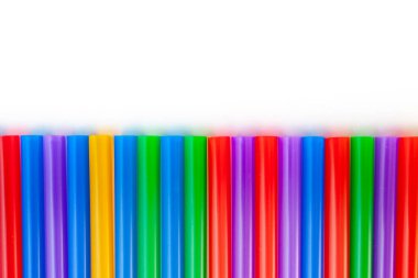 çok renkli kokteyl tüpleri beyaz arka planda izole edildi