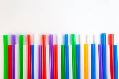 çok renkli kokteyl tüpleri beyaz arka planda izole edildi