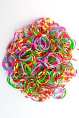 Renkli lastik bant izole edilmiş beyaz arkaplan