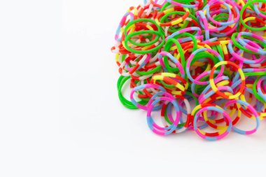 Renkli lastik bant izole edilmiş beyaz arkaplan