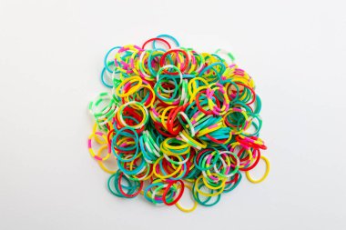 Renkli lastik bant izole edilmiş beyaz arkaplan