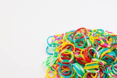 Renkli lastik bant izole edilmiş beyaz arkaplan