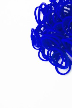 Renkli lastik bant izole edilmiş beyaz arkaplan