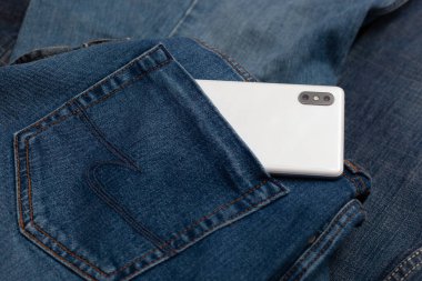 Kot pantolonda beyaz cep telefonu