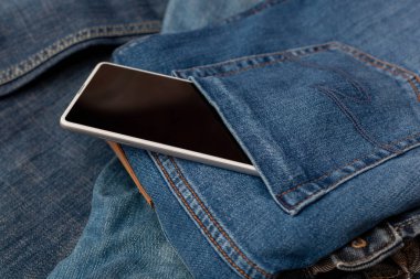 Kot pantolonda beyaz cep telefonu