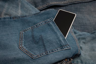 Kot pantolonda beyaz cep telefonu