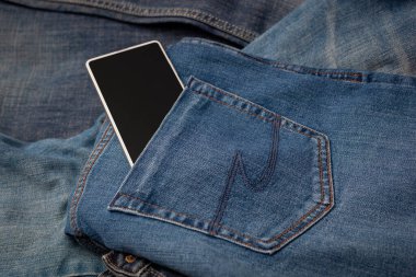 Kot pantolonda beyaz cep telefonu