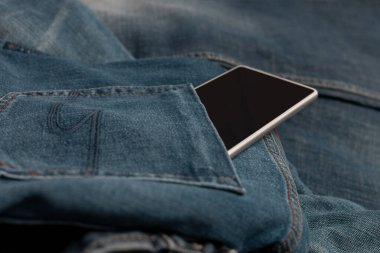 Kot pantolonda beyaz cep telefonu