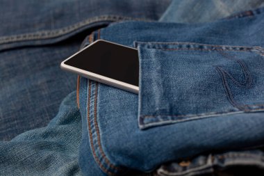 Kot pantolonda beyaz cep telefonu