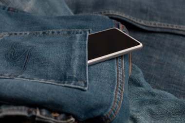Kot pantolonda beyaz cep telefonu