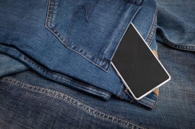 Kot pantolonda beyaz cep telefonu