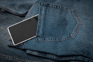 Kot pantolonda beyaz cep telefonu
