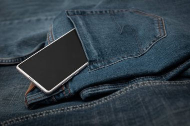Kot pantolonda beyaz cep telefonu