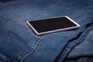 Kot pantolonda beyaz cep telefonu