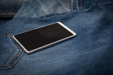 Kot pantolonda beyaz cep telefonu