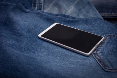 Kot pantolonda beyaz cep telefonu