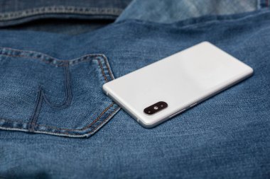 Kot pantolonda beyaz cep telefonu