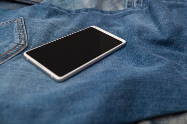 Kot pantolonda beyaz cep telefonu