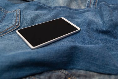 Kot pantolonda beyaz cep telefonu