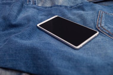 Kot pantolonda beyaz cep telefonu