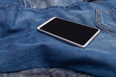 Kot pantolonda beyaz cep telefonu