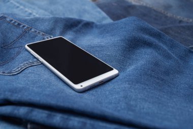 Kot pantolonda beyaz cep telefonu