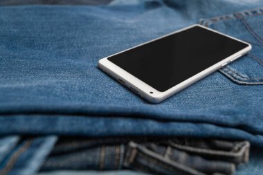 Kot pantolonda beyaz cep telefonu