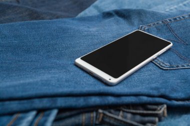 Kot pantolonda beyaz cep telefonu