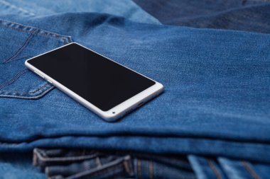 Kot pantolonda beyaz cep telefonu