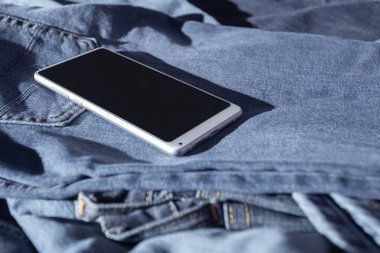 Kot pantolonda beyaz cep telefonu