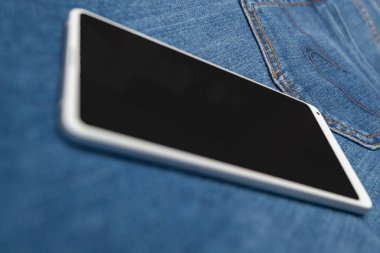 Kot pantolonda beyaz cep telefonu