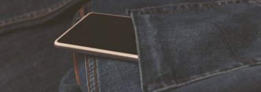 panorama beyaz cep telefonu mavi kot üzerinde