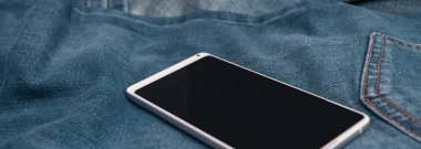 panorama beyaz cep telefonu mavi kot üzerinde