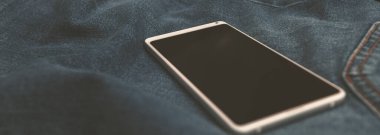 panorama beyaz cep telefonu mavi kot üzerinde