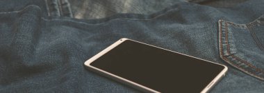 panorama beyaz cep telefonu mavi kot üzerinde