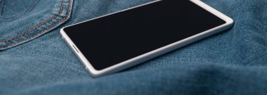 panorama beyaz cep telefonu mavi kot üzerinde