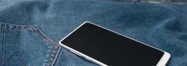 panorama beyaz cep telefonu mavi kot üzerinde