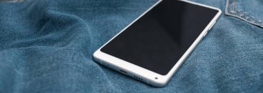 panorama beyaz cep telefonu mavi kot üzerinde