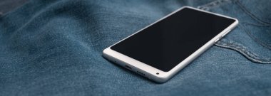 panorama beyaz cep telefonu mavi kot üzerinde