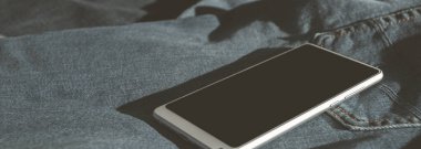 panorama beyaz cep telefonu mavi kot üzerinde